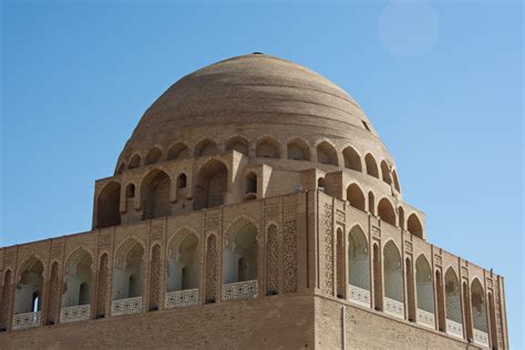 Mausoleu de Sultan Sanjar Uma Sinfonia em Tijolo e Cerâmica!