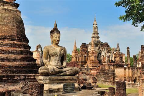 O Tarde de Nirvana da Escola Sukhothai: Uma Sinfonia Dourada de Serenidade e Iluminação!